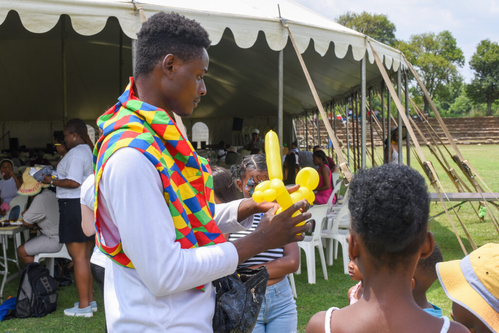 Book the perfect balloon-sculptors